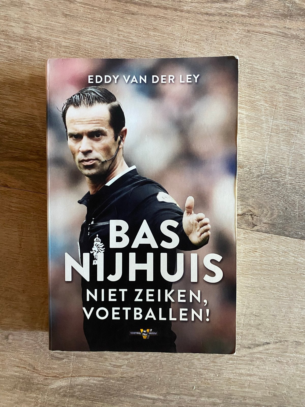 Bas Nijhuis - Niet zeiken, voetballen! gesigneerd, Ophalen of Verzenden, Zo goed als nieuw, Balsport