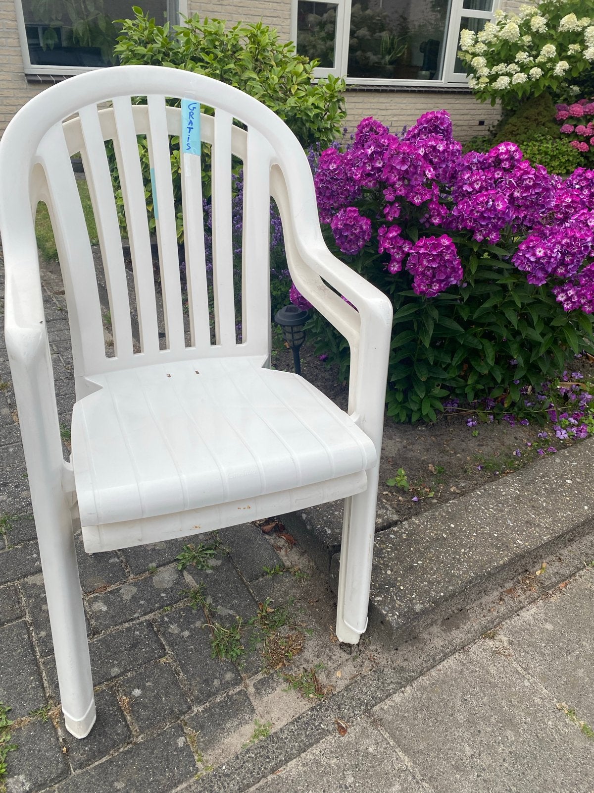 Gratis witte plastic tuinstoelen, Tuin en Terras, Tuinstoelen, Ophalen, Gebruikt, Plastic