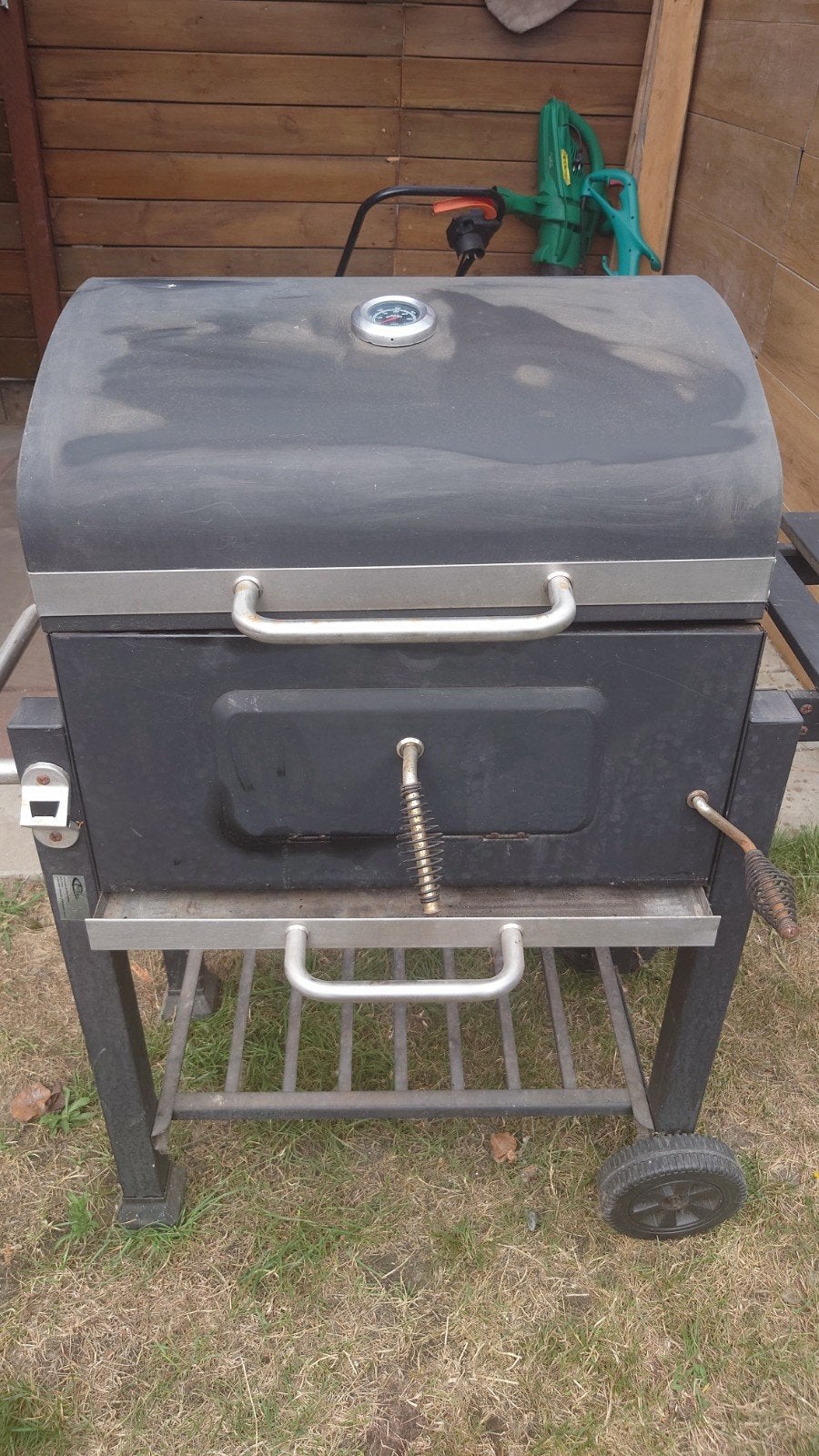 Gebruikte houtskool barbecue met zijplank en wielen, Ophalen, Gebruikt, Onbekend