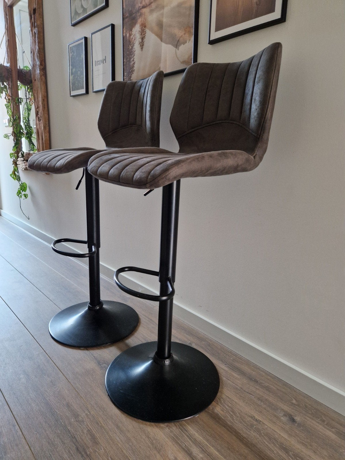 VERKOCHT Grijze barkrukken, 2 stuks (in hoogte verstelbaar), Ophalen, In hoogte verstelbaar, 60 tot 90 cm, Zo goed als nieuw