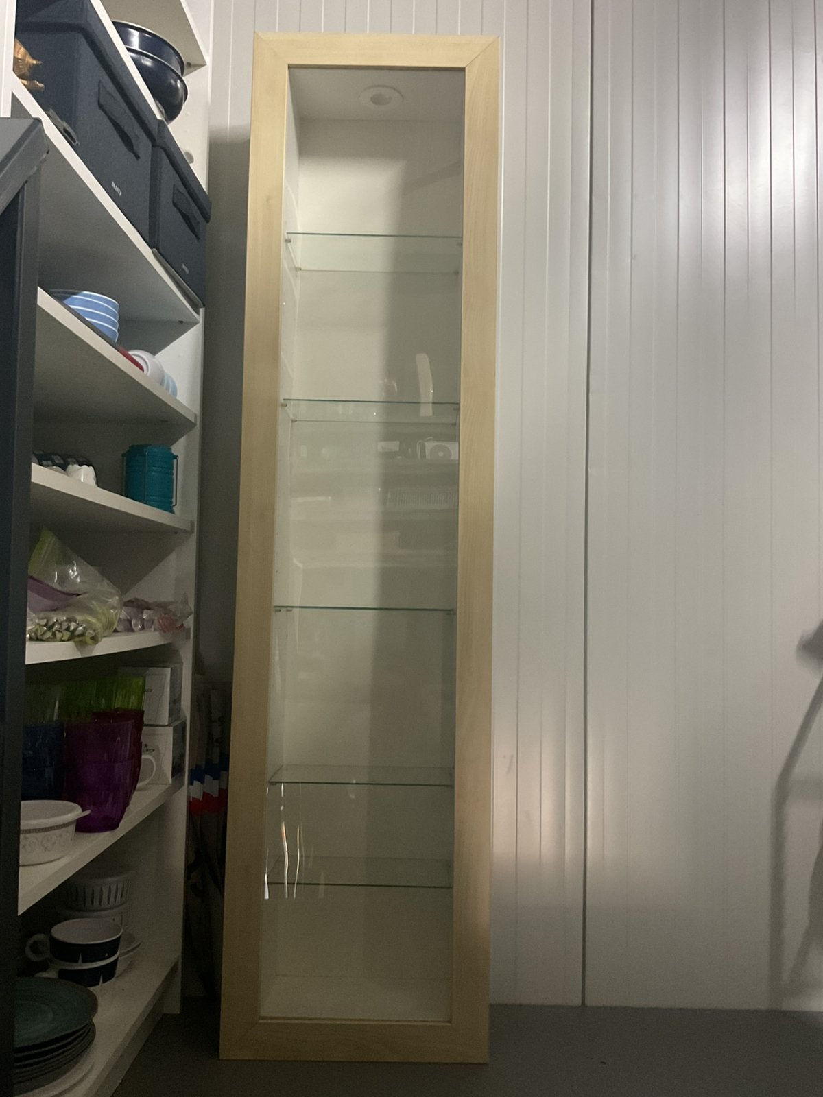 Bertby vitrinekast van ikea met verlichting zeer mooi, Huis en Inrichting, Ophalen, 50 tot 100 cm, Zo goed als nieuw, 150 tot 200 cm
