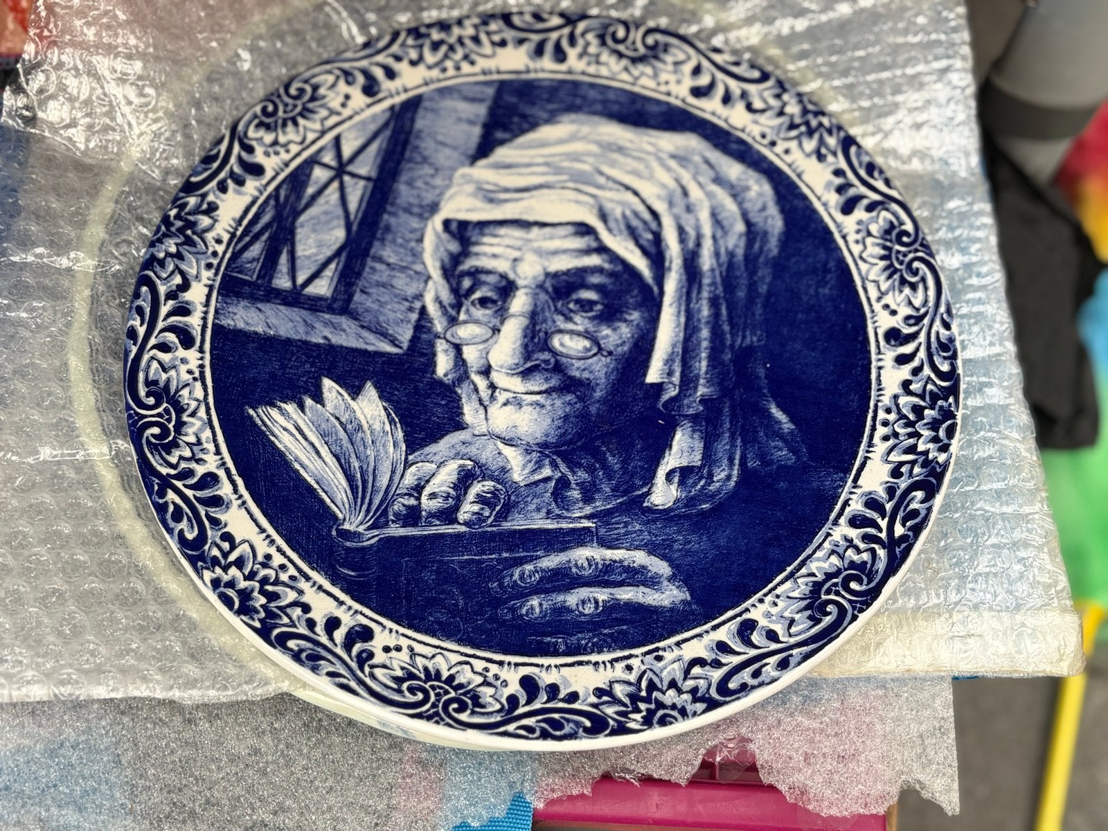 Delfts Blauw Wandbord - Oude Vrouw Lezend Boek, Antiek en Kunst, Ophalen