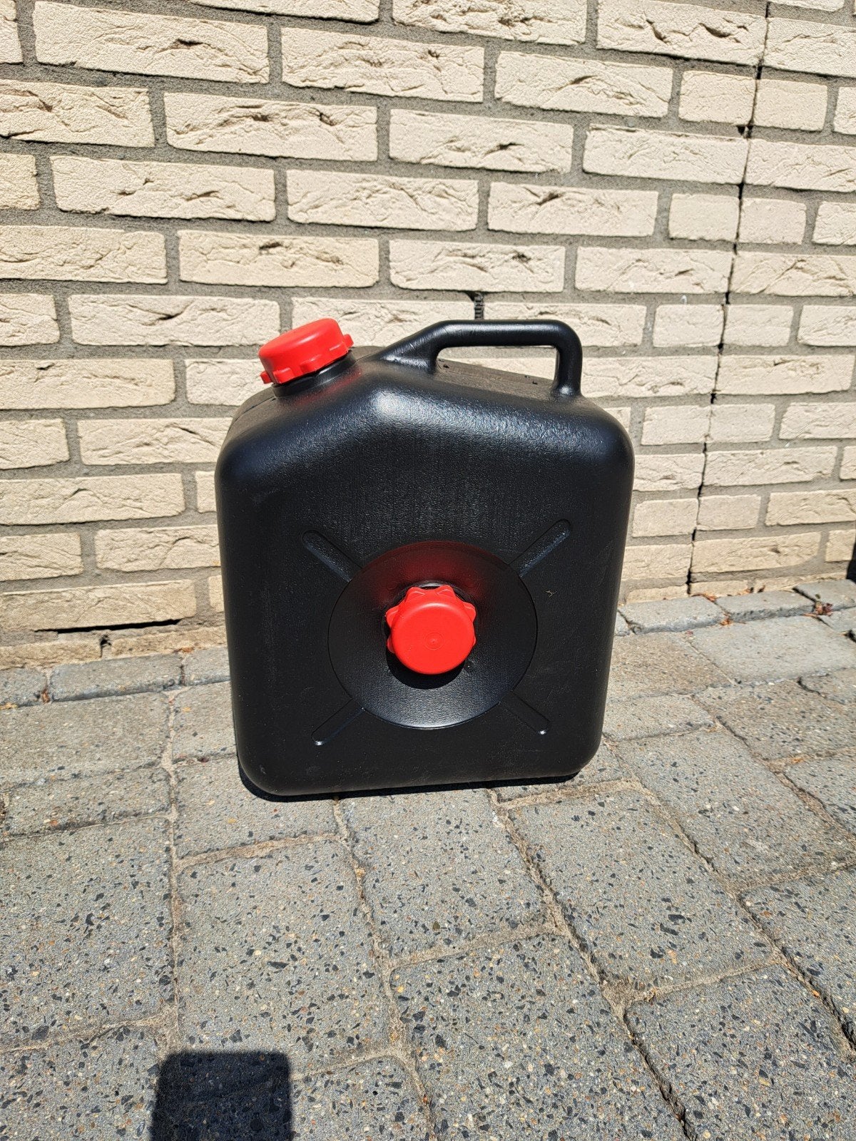 Zwarte jerrycan met rode doppen, Ophalen, Gebruikt