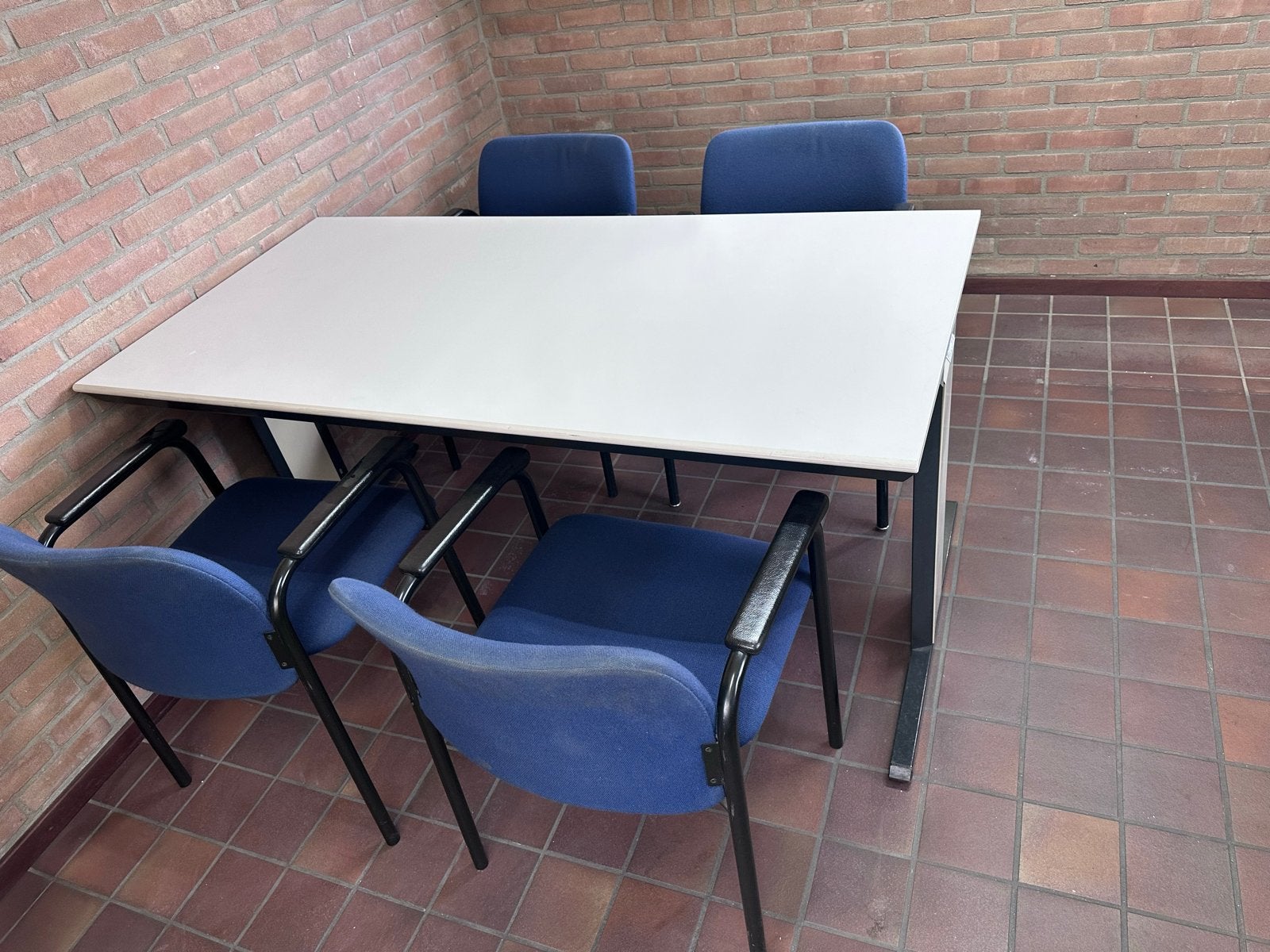 Conferentietafel met 4 stoelen - 160x89x74 cm, Ophalen, Gebruikt