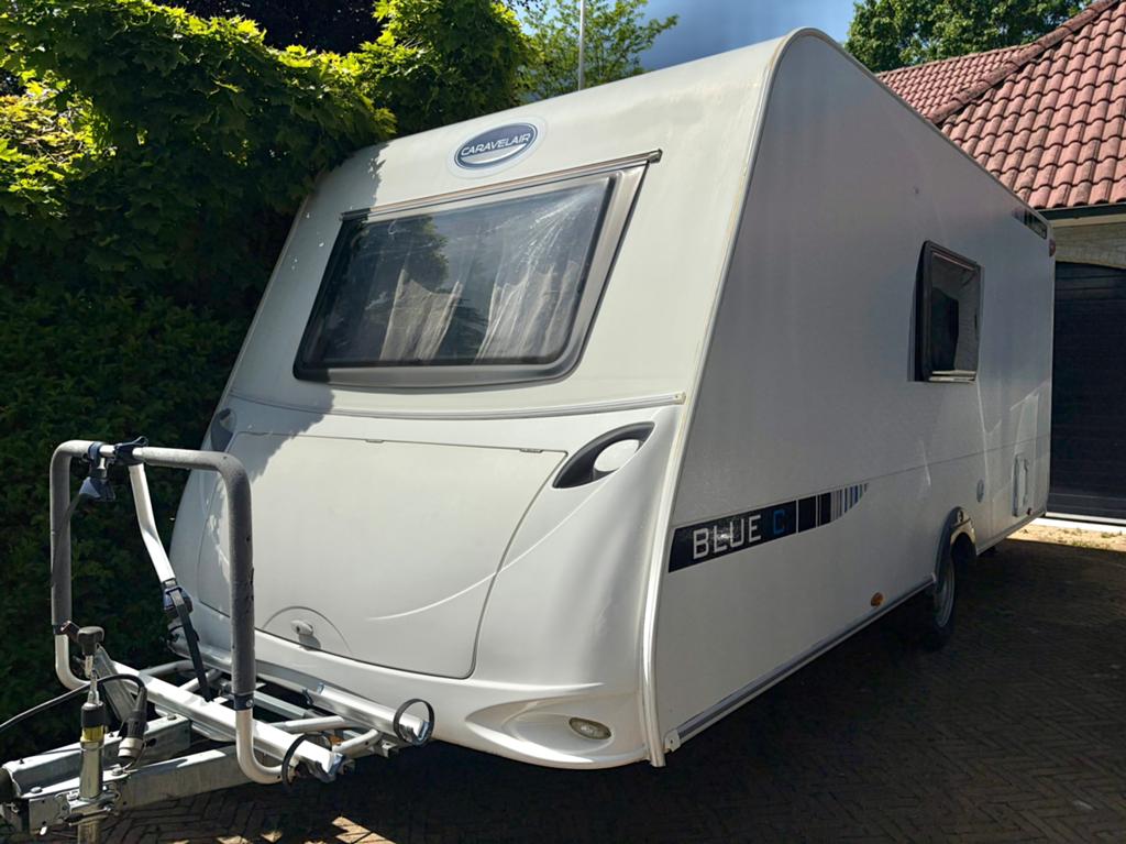 Caravelair 476 blue c met vast bed en stapelbed uit 2013, Caravans en Kamperen, Luifel, Vast bed, Bedrijf, Treinzit