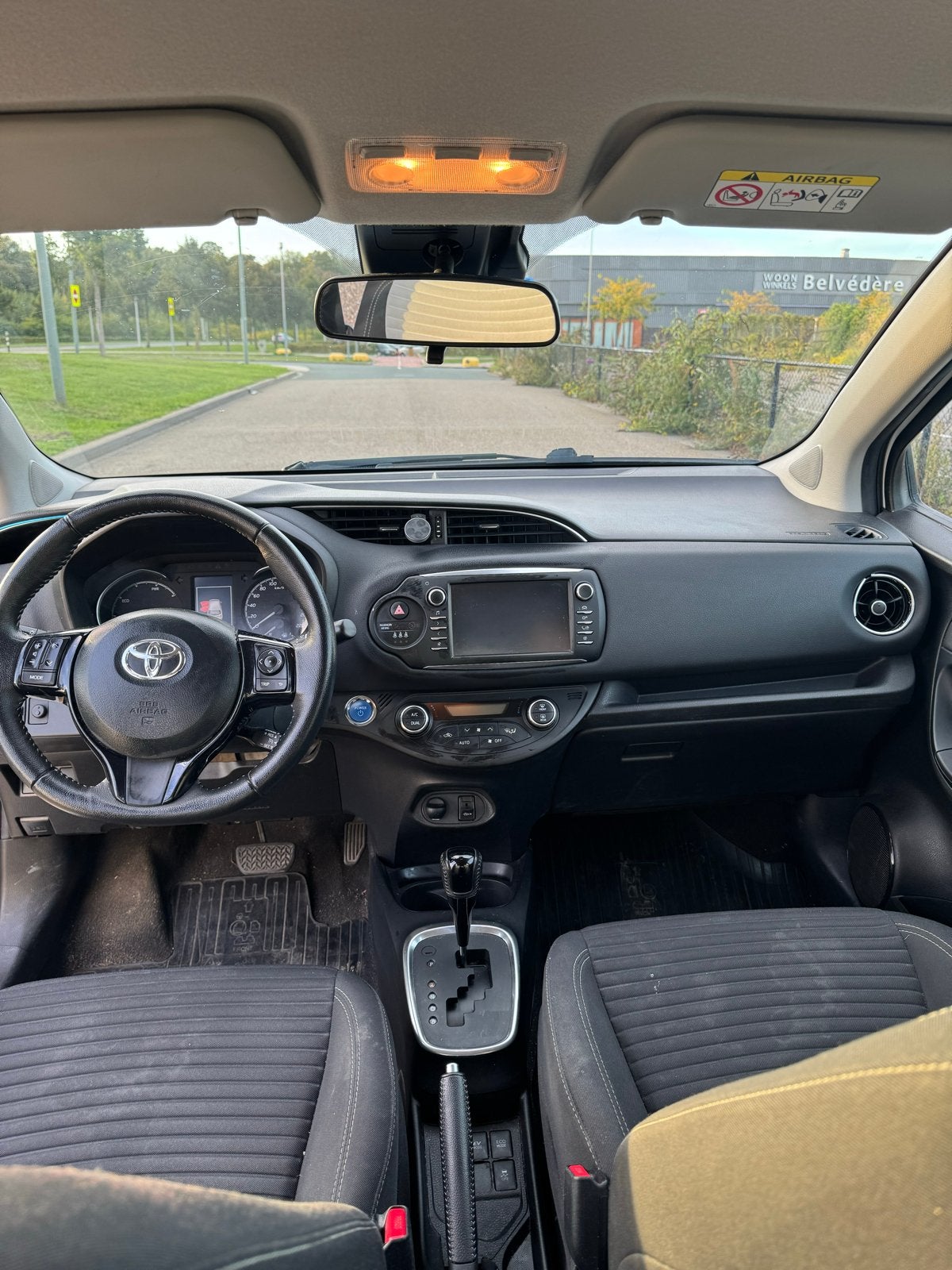 Foto 11 van Toyota Yaris 1.5 Hybrid 100pk 5D CVT 2018 Wit
