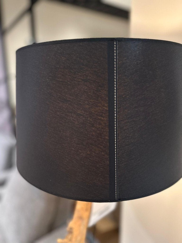 STAANDE LAMP MET HOUTEN VOET VAN €195,- VOOR €85,-, Ophalen, Sommelsdijkse haven 19, Visser Meubelen, Nieuw