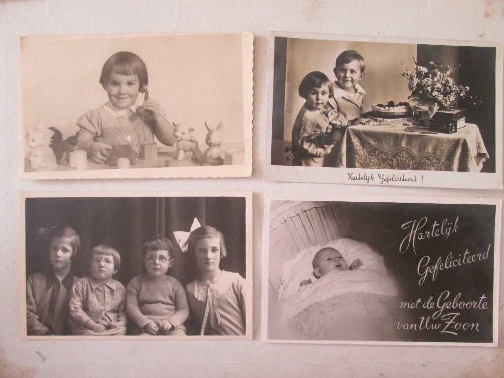foto kind bril baby speelgoed taart lam konijn pop telefoon, Gebruikt, Foto, Ophalen of Verzenden, Voor 1940