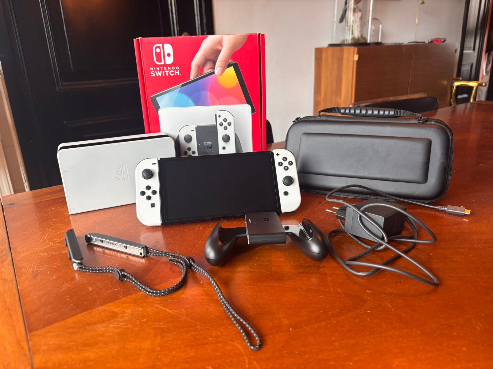 Nintendo Switch OLED wit compleet + hoes – zo goed als nieuw