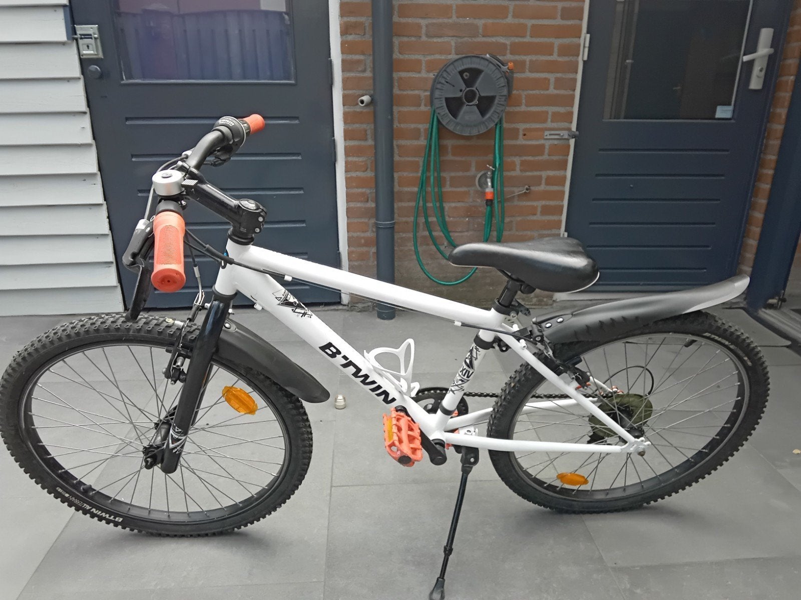 B-Twin 24 inch 6 versnel wit, zeer nette fiets🚴💦, Fietsen en Brommers, Fietsen | Jongens, Ophalen, 24 inch, Velgrem, Versnellingen