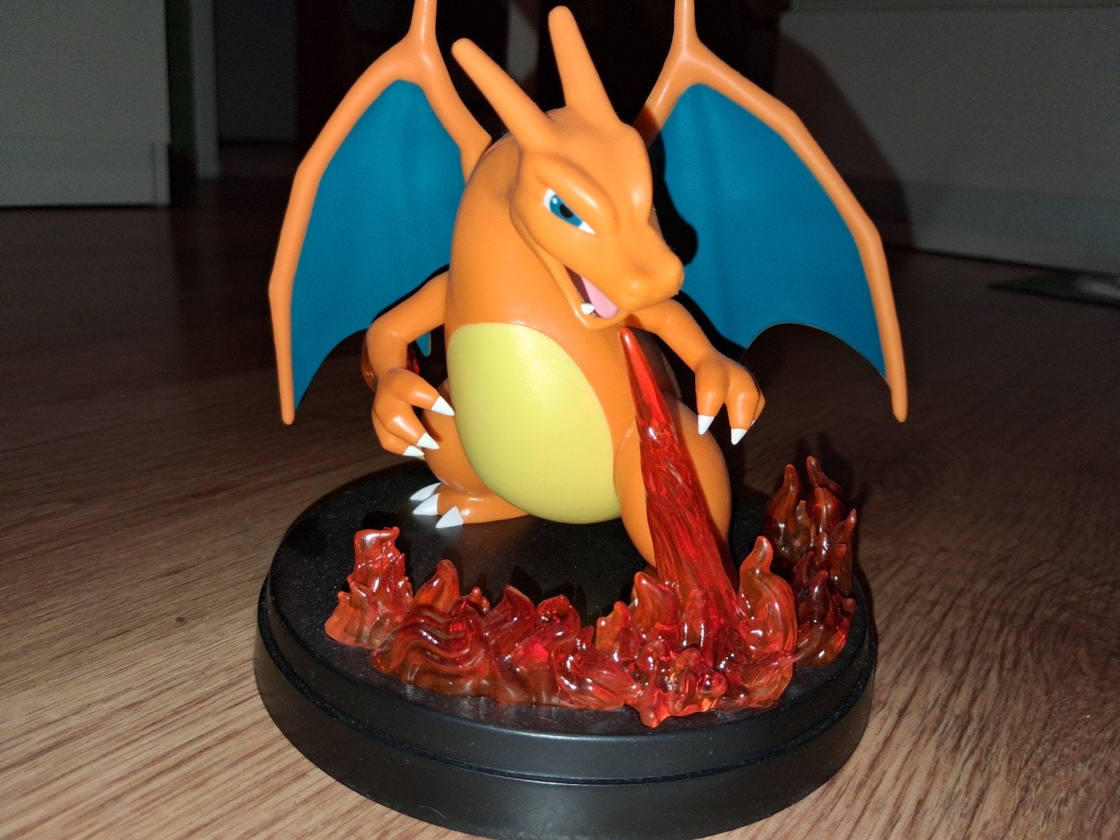 Charizard figure card holder - Charizard EX SuperPremium box, Verzamelen, Poppetjes en Figuurtjes, Ophalen of Verzenden, Zo goed als nieuw