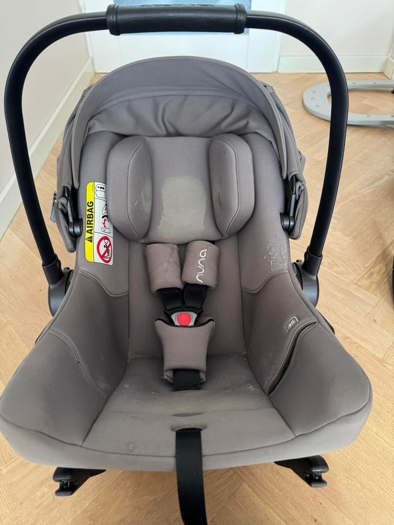 Nuna autostoel (maxi cosi) met ingebouwde isofix bevestiging, Ophalen of Verzenden, Zo goed als nieuw, Isofix, 0 t/m 13 kg