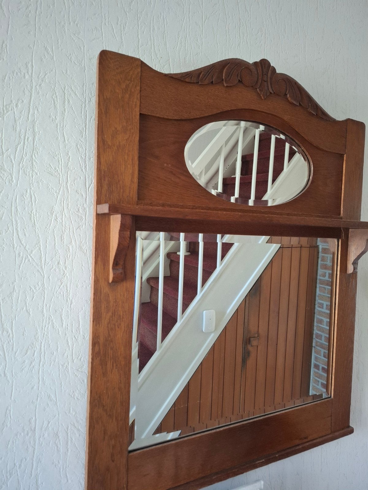 Antieke houten spiegel met snijwerk en plankje, Ophalen, Rechthoekig, 50 tot 100 cm, 100 tot 150 cm