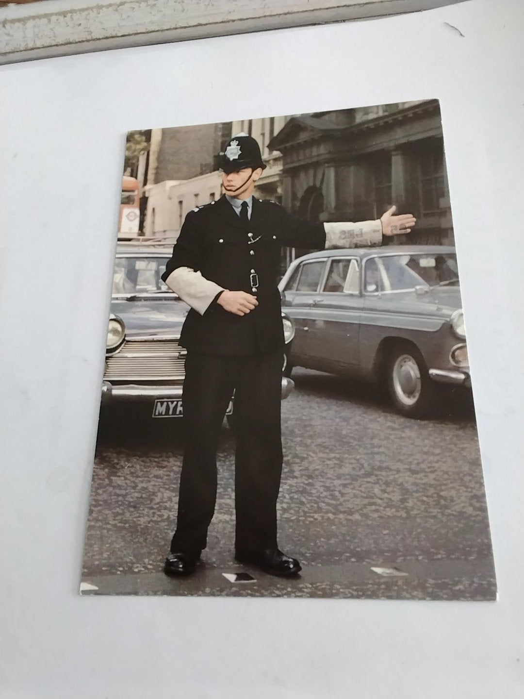 Vintage Ansichtkaart: Britse Politieagent in Uniform, Ophalen of Verzenden, 1960 tot 1980, Ongelopen, Politiek en Historie