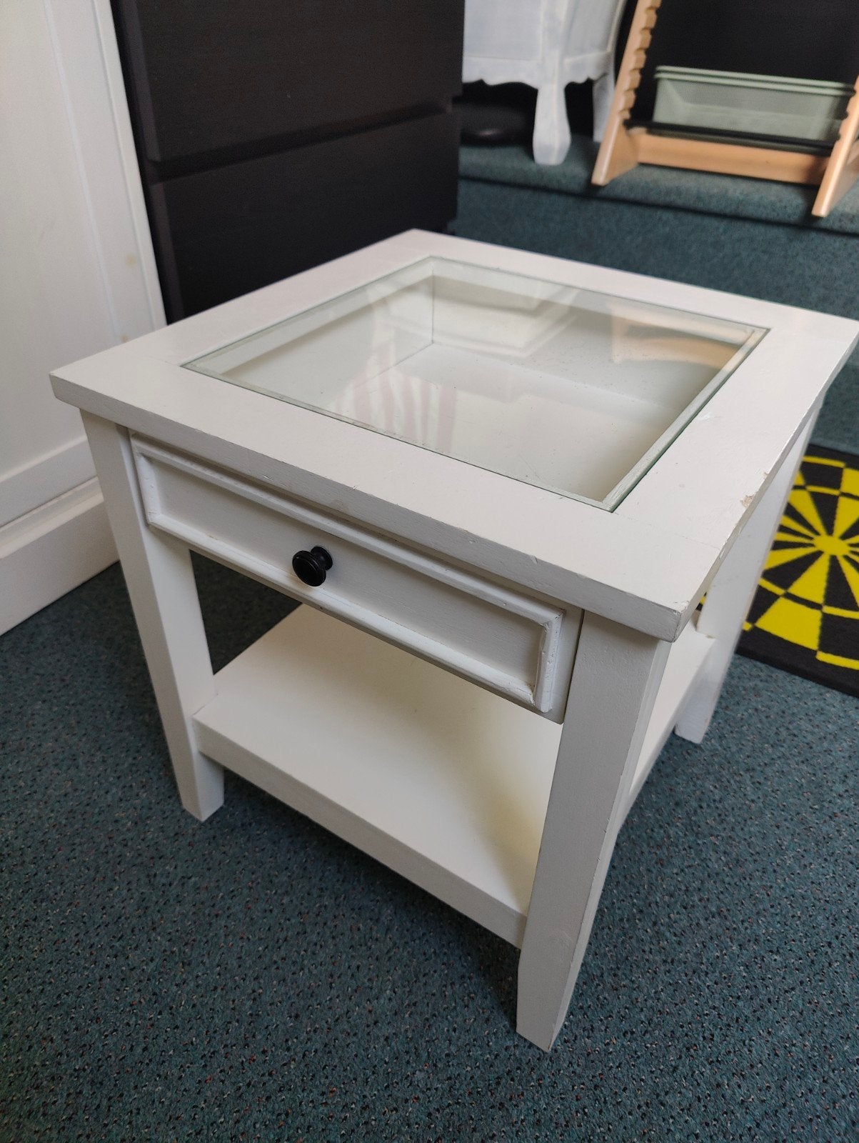 Witte bijzettafel met glazen blad, Minder dan 55 cm, Vierkant, Zo goed als nieuw, Hout