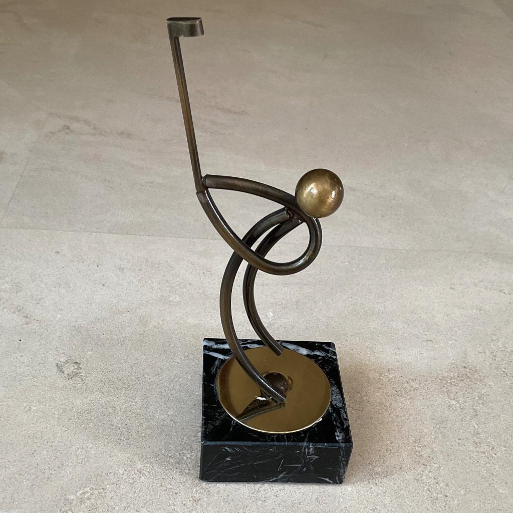 Sculptuur golfer van messing op voetje van marmer goed staat, Antiek en Kunst, Kunst | Beelden en Houtsnijwerken, Verzenden, Modern