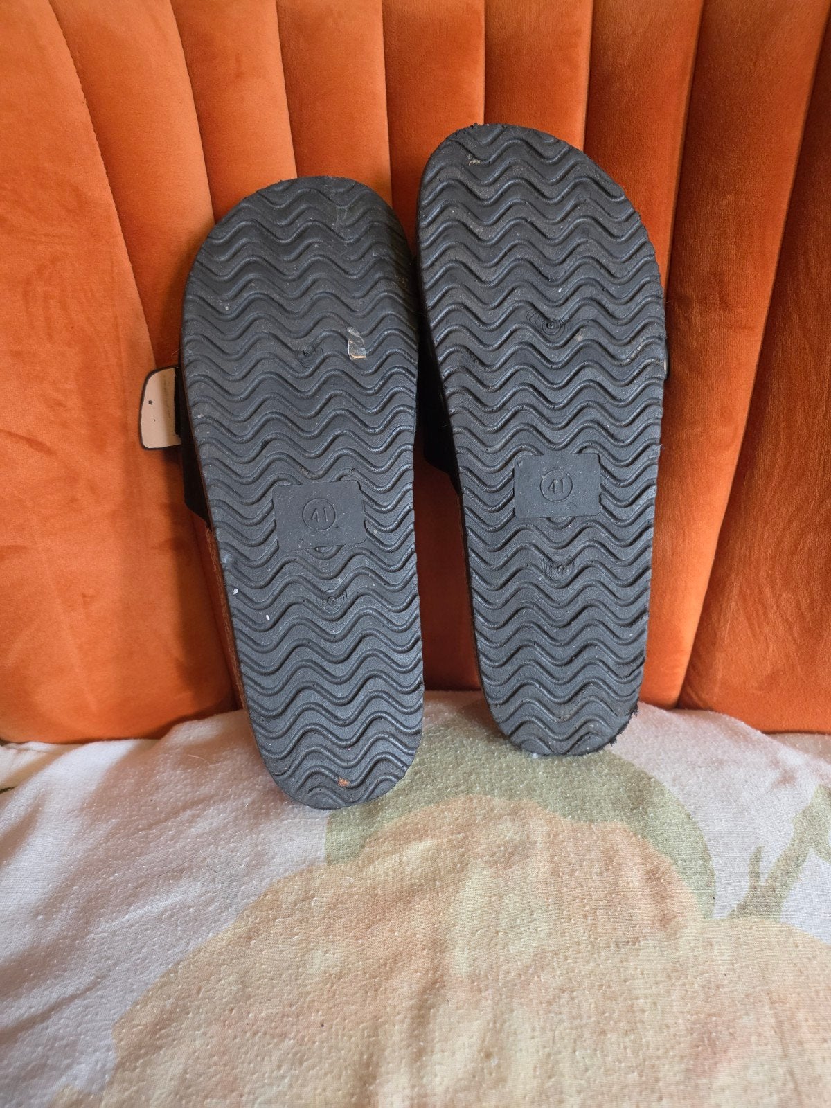 Nieuwe zwarte slippers met gouden gesp, maat 41, Ophalen of Verzenden, Nieuw, Zwart, Slippers