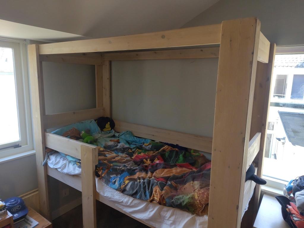 Steigerhouten hoogslaper met matras (maat 190 x 80cm), Kinderen en Baby's, Kinderkamer | Stapelbedden en Hoogslapers, Ophalen