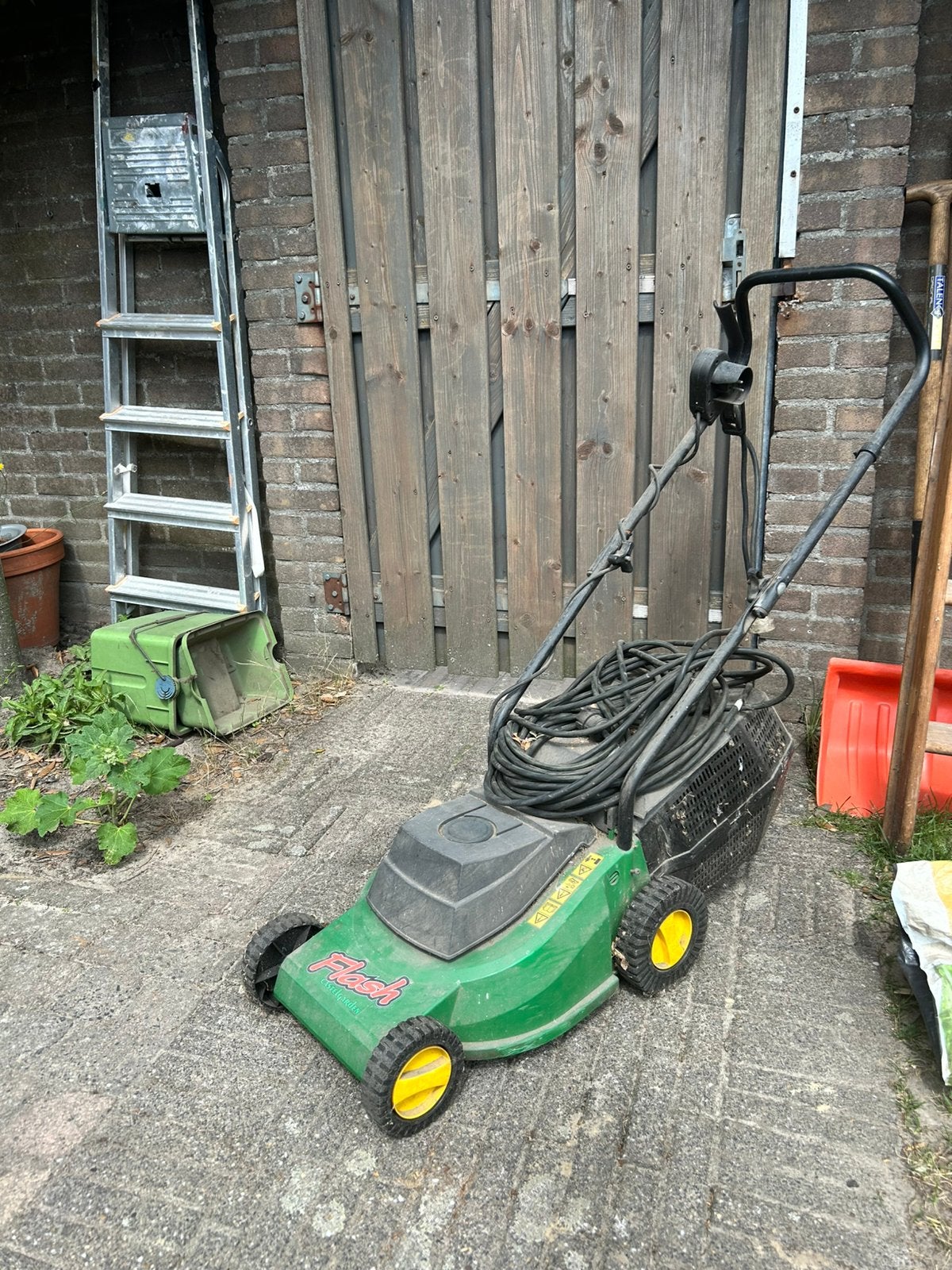 Grasmaaier op stroom met kabel, Ophalen, Gebruikt, Elektrische grasmaaier
