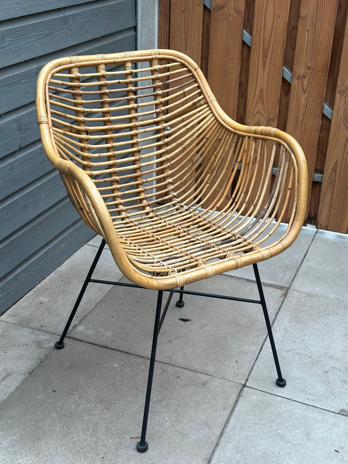 Rieten stoel met zwart onderstel, Huis en Inrichting, Ophalen, Gebruikt, Overige kleuren, Metaal