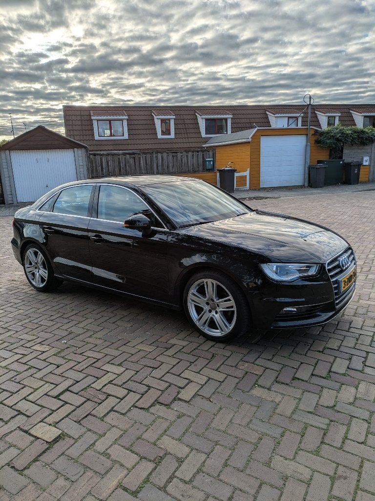 Audi A3 Limousine 1.4 TFSI CoD 150 pk  Automaat |APK 2027, Stof, 1225 kg, 4 cilinders, Zwart