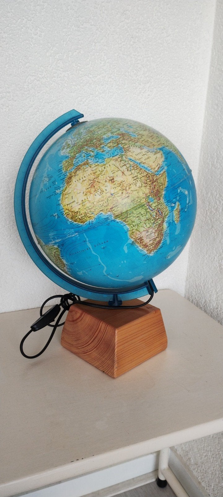 Verlichte wereldbol met houten voet, Ophalen, Gebruikt, Kunststof, Fysische wereldbol