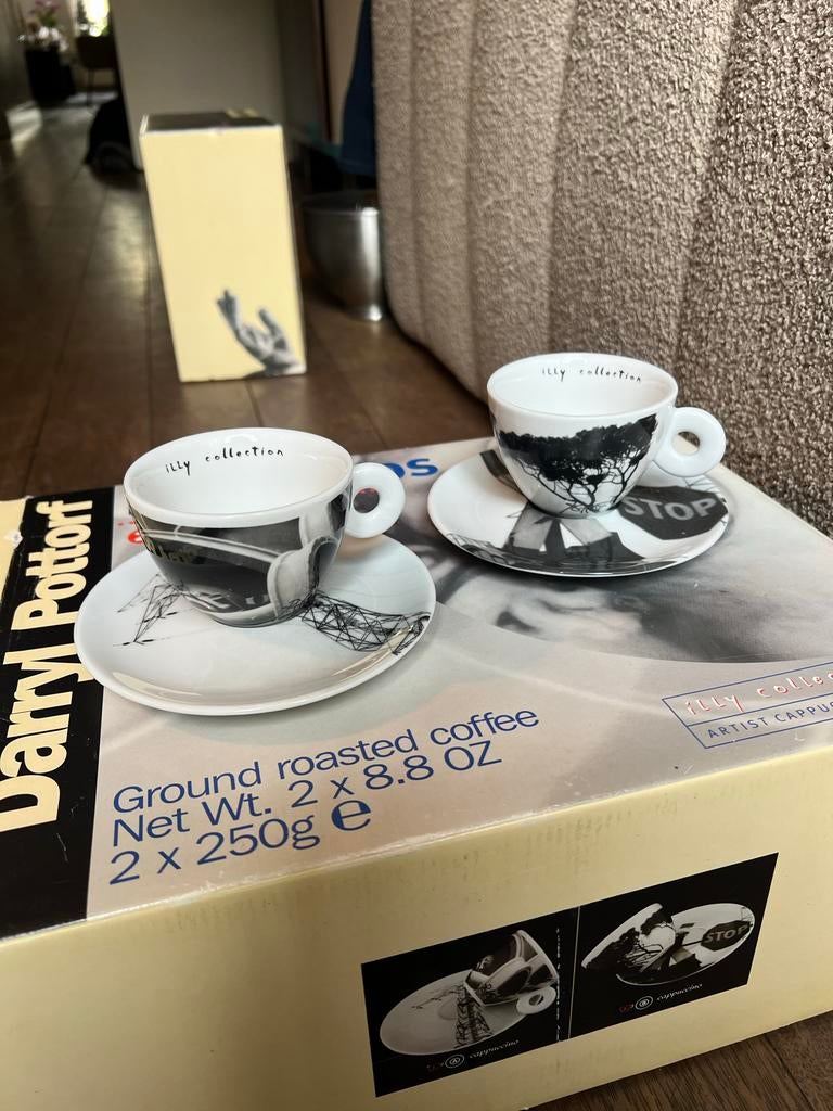 Illy cappuccino kopjes 1999 Darryl Pottorf Bus Stops, Ophalen of Verzenden, Zo goed als nieuw, Overige stijlen, Kop(pen) en/of Schotel(s)