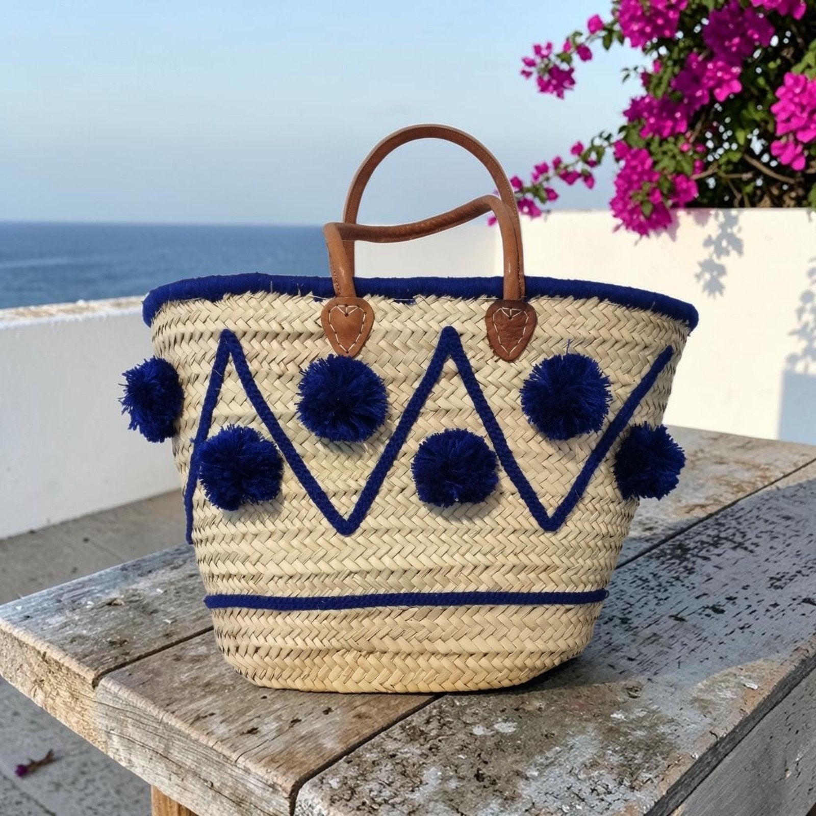 Stro shopper met blauwe pompons en leren handvatten, Sieraden, Tassen en Uiterlijk, Tassen | Damestassen, Ophalen of Verzenden
