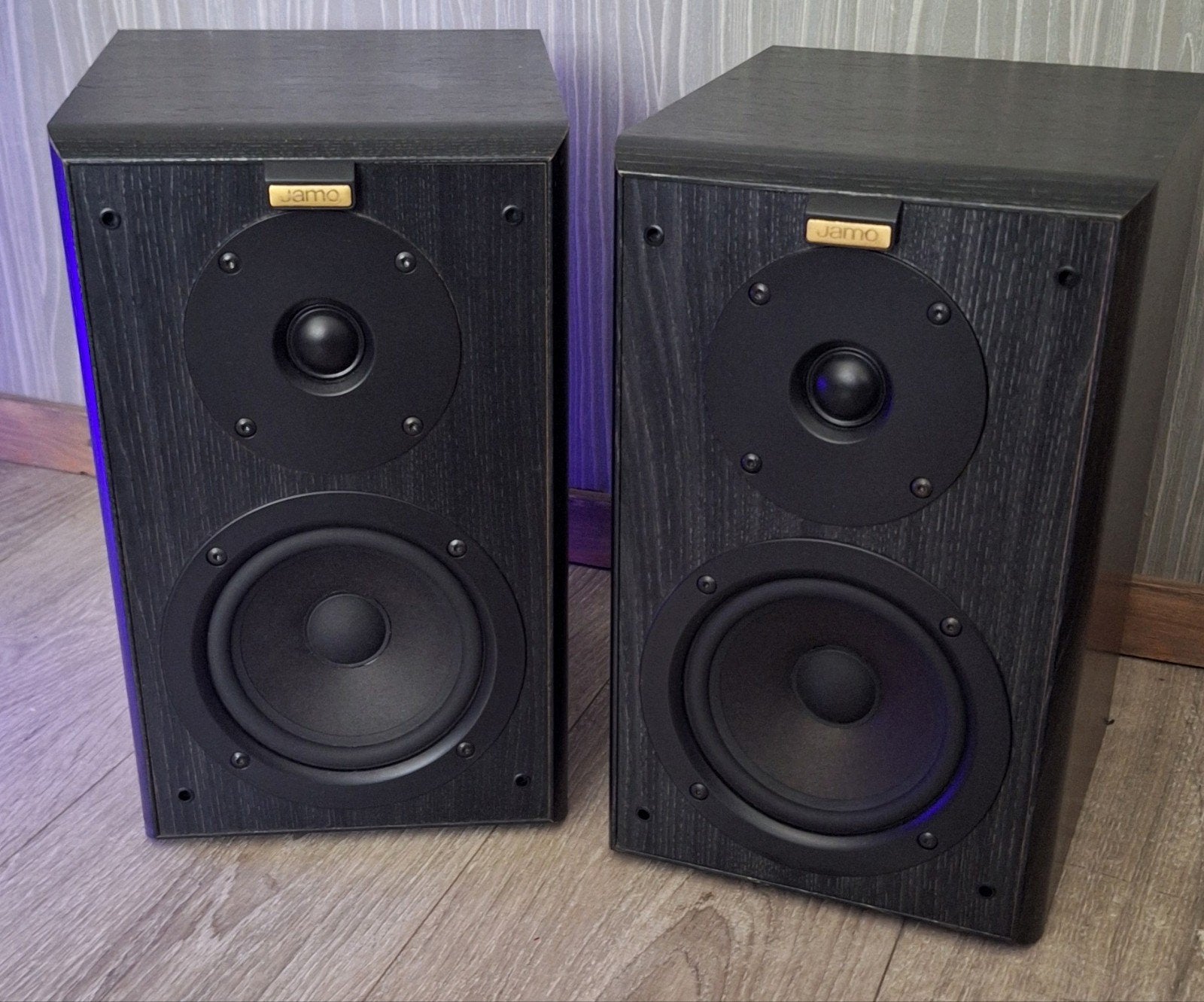 Jamo Cornet 40 III luidsprekers,  grijs, zwart.  Denmark, Ophalen of Verzenden, 60 tot 120 watt, Front, Rear of Stereo speakers