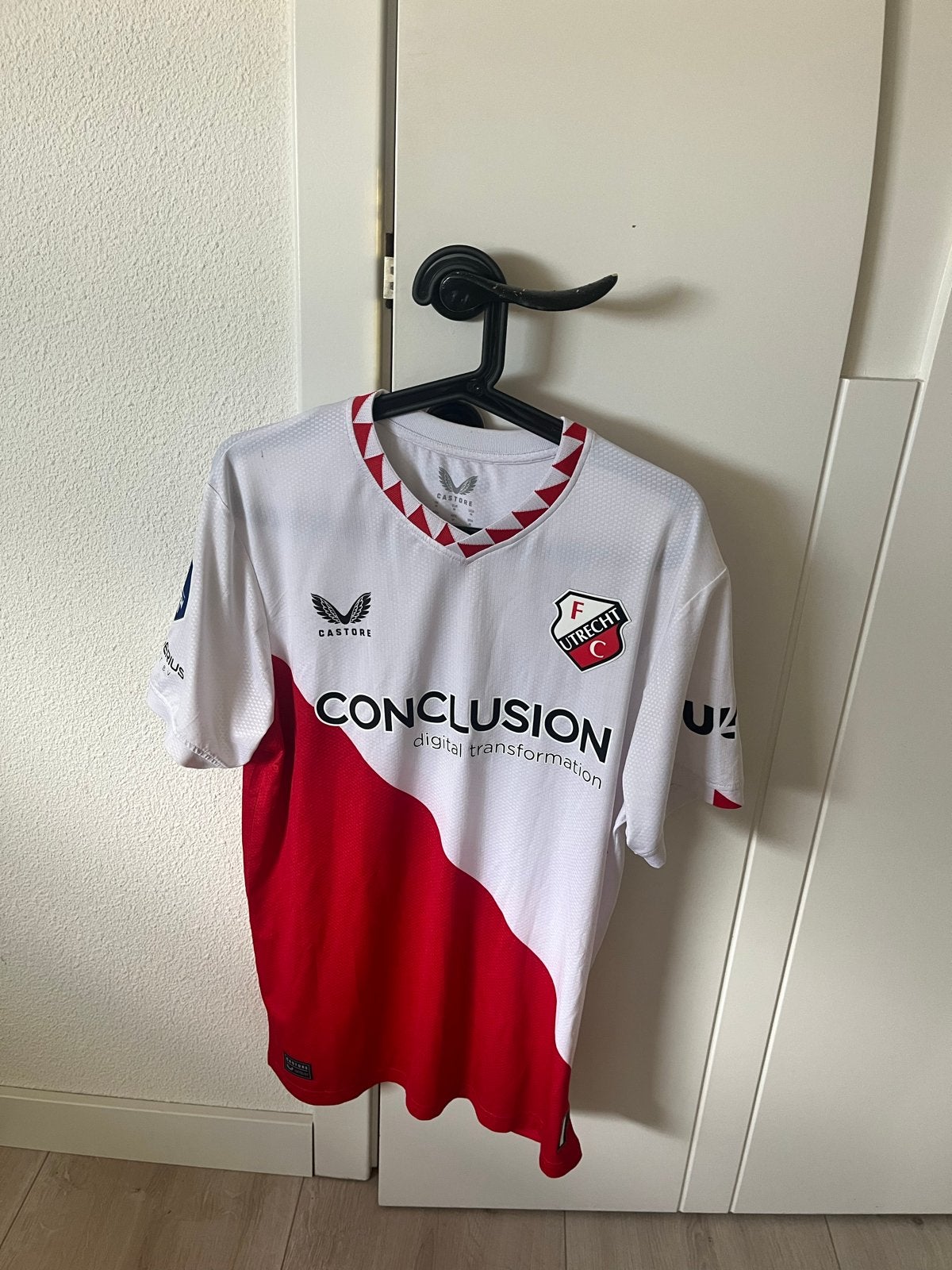 FC Utrecht Castore Voetbaltenue Rood Maat M, Kleding | Heren, Maat 48/50 (M), Ophalen of Verzenden, Zo goed als nieuw, Voetbal