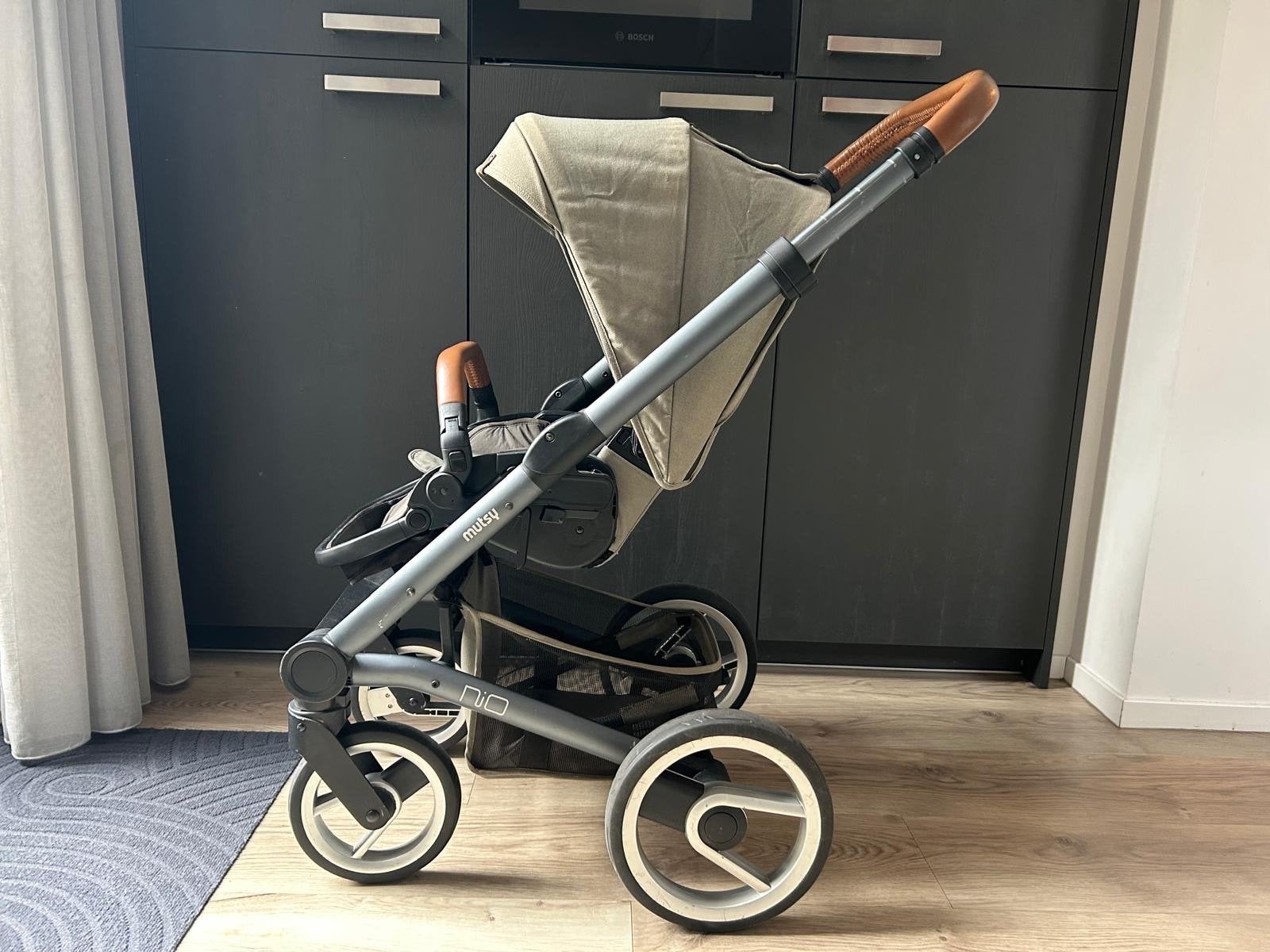 Mutsy Nio combiwagen met reiswieg en zitje, Ophalen, Gebruikt, Combiwagen, Met reiswieg