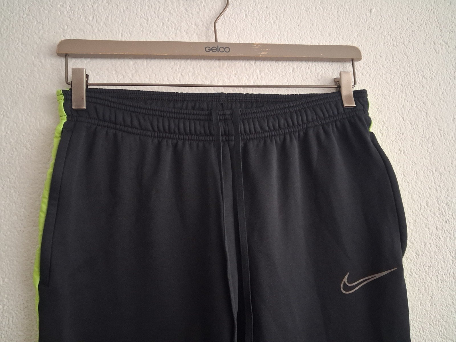 Nike trainingsbroek zwart met neon gele streep Maat  M, Fitness, Maat 48/50 (M), Zwart, Nike