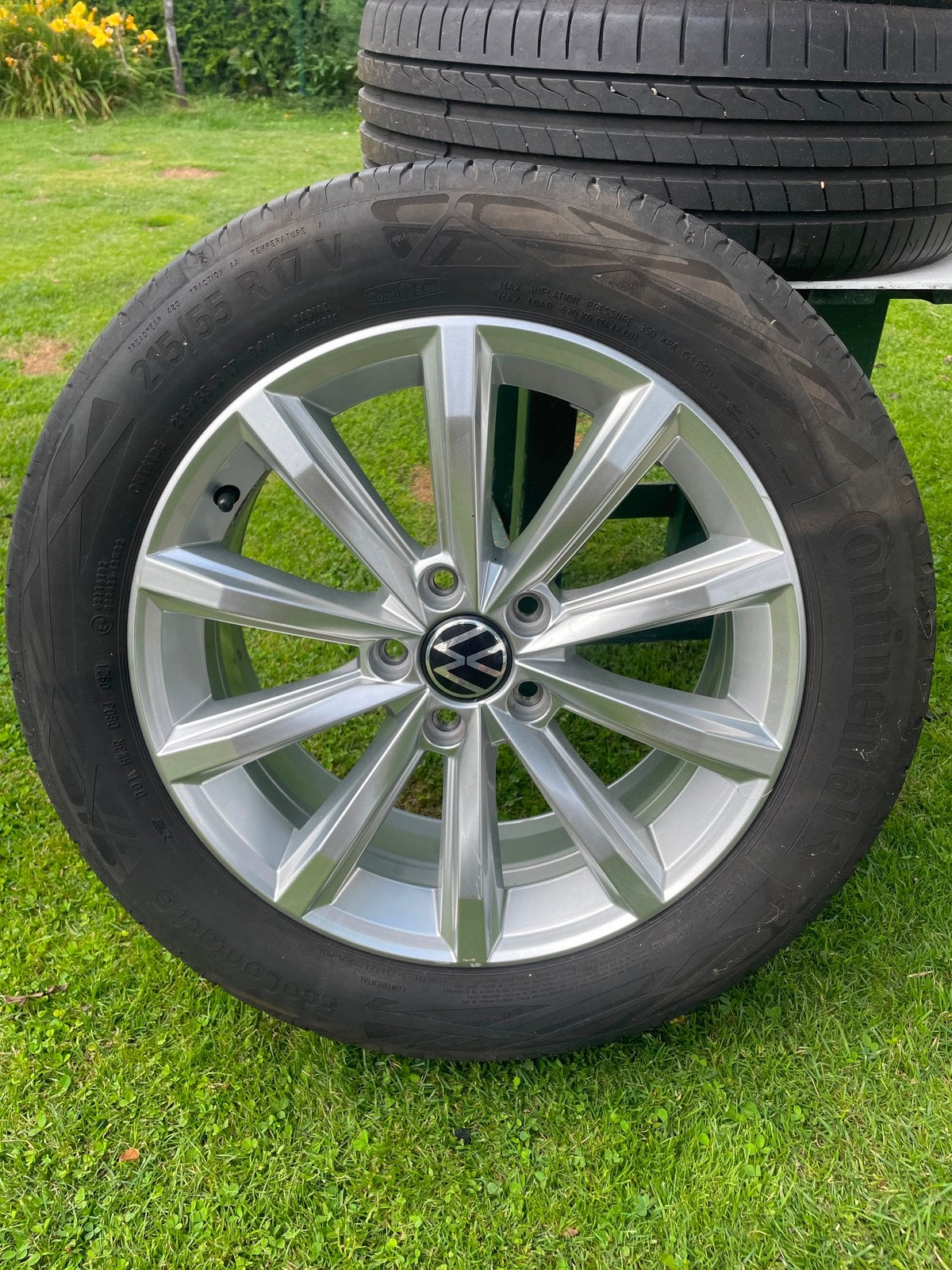 VW 17 inch originele velgen + banden (+ extra band), Ophalen, Gebruikt
