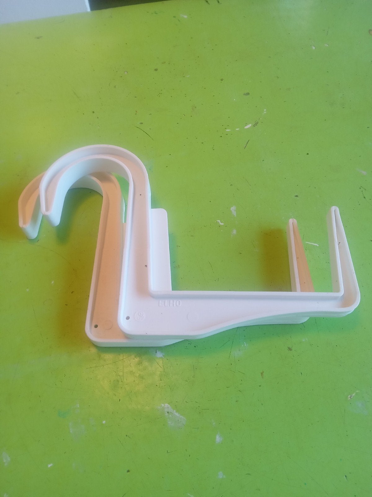 Witte kunststof houder/haak, multifunctioneel, Kunststof, Gebruikt, Onbekend@voorbeeld.com, Minder dan 30 cm