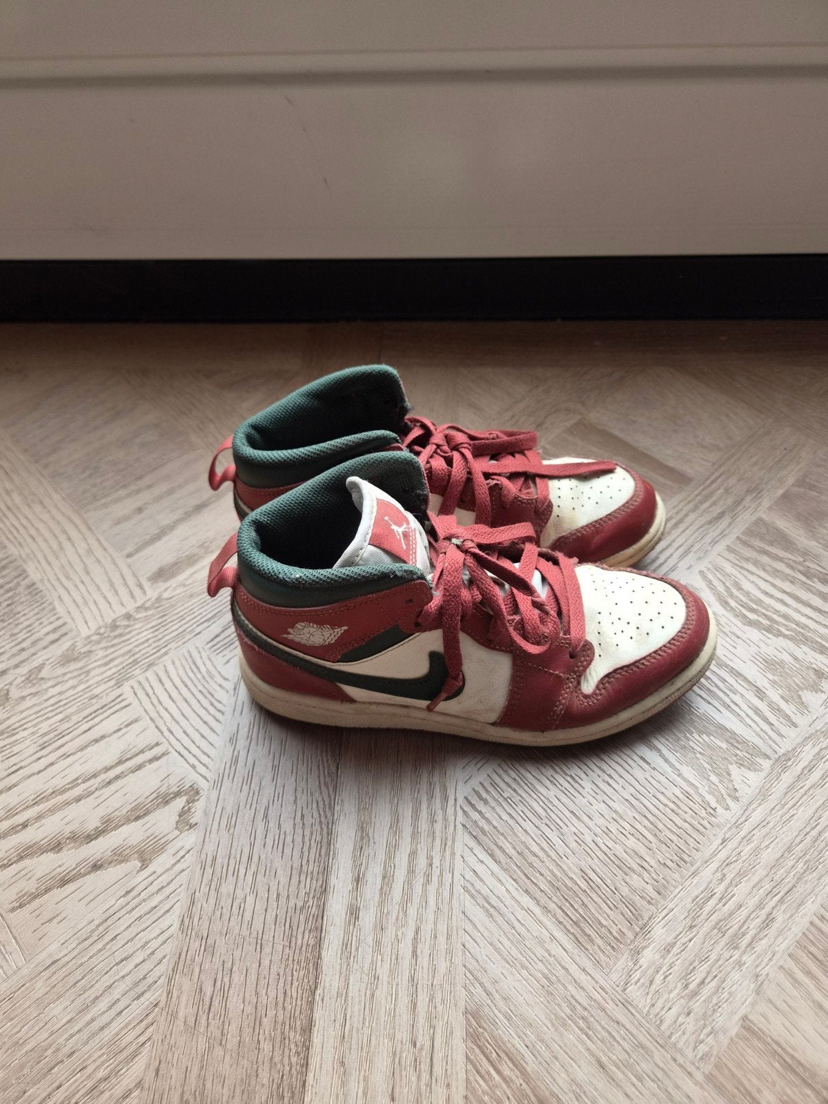 maat 34 Nike Air Jordan 1 Mid sneakers rood/wit/groen, Ophalen of Verzenden, Nike Air Jordan, Gebruikt, Jongen of Meisje