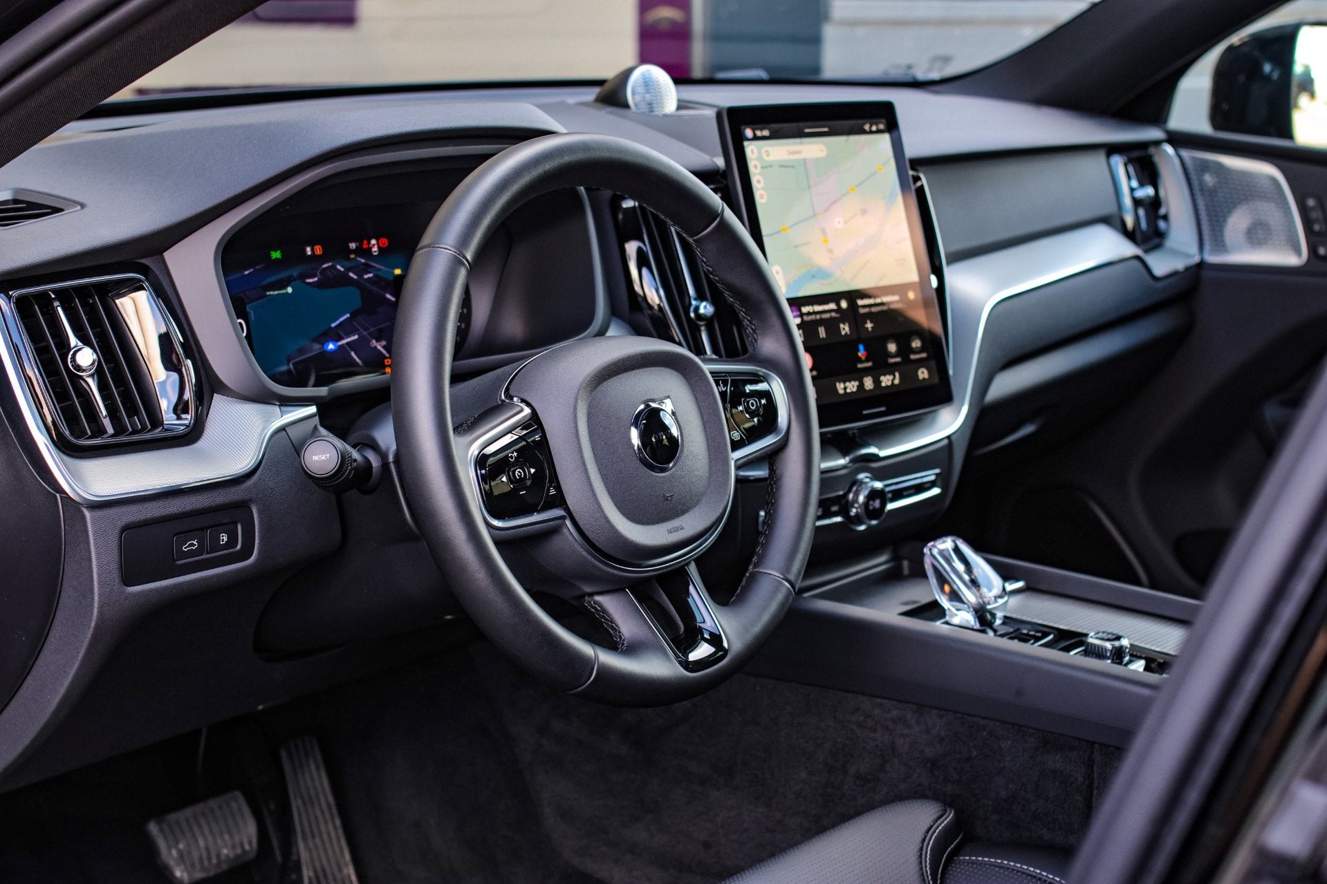 Volvo XC60 2.0 T8 Plug-in hybrid AWD Ultra Black Edition *B&, Auto's, Volvo, Automaat, Gebruikt, Zwart, 4 cilinders