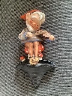 Goebel vintage wandvaasje Kabouter met Viool (Crown Mark), Ophalen