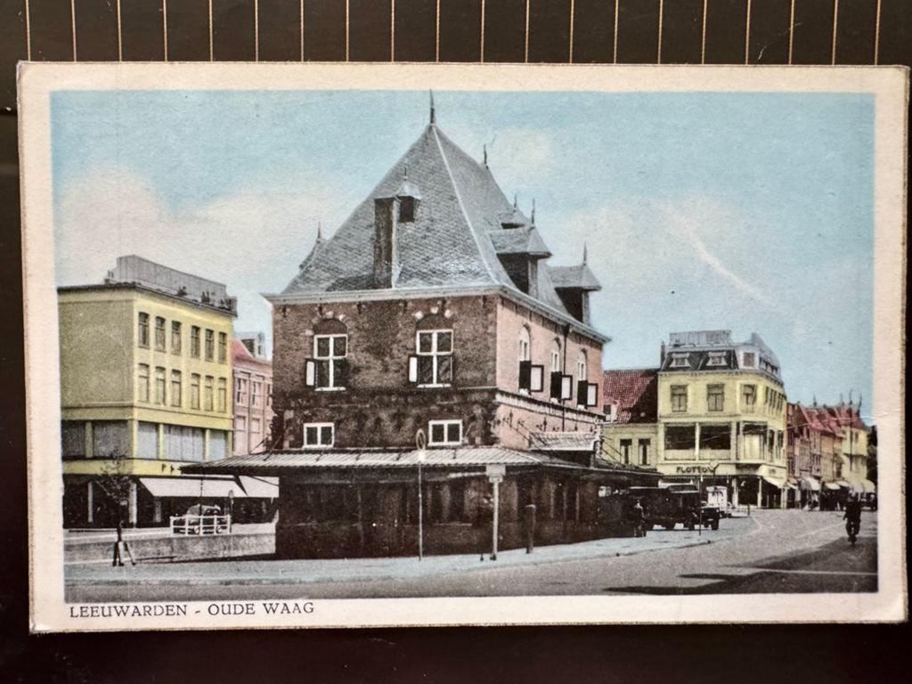 Oude Waag Leeuwarden - Historische Ansichtkaart 1957, Ophalen of Verzenden, 1940 tot 1960, Gelopen, Friesland