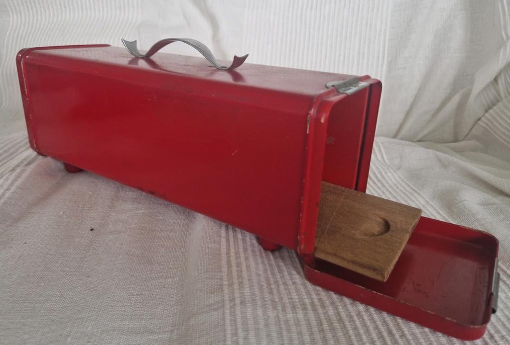 Vintage Retro Rood Metalen koekblik inclusief snijplank, Ophalen of Verzenden, Gebruikt, Koek(jes)