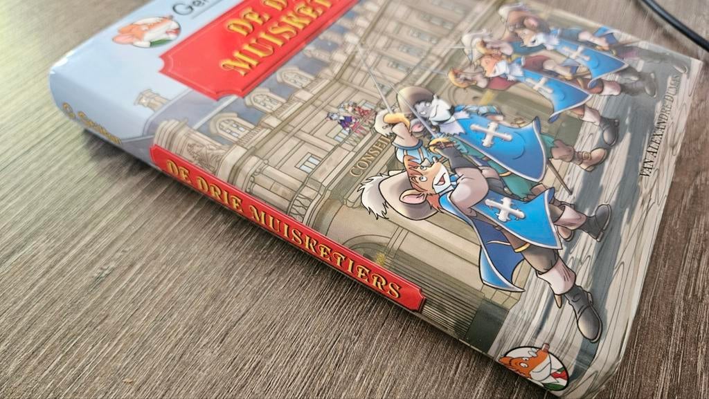 Geronimo Stilton - De Drie Musketiers, Ophalen of Verzenden, Zo goed als nieuw, Geronimo Stilton, Fictie algemeen