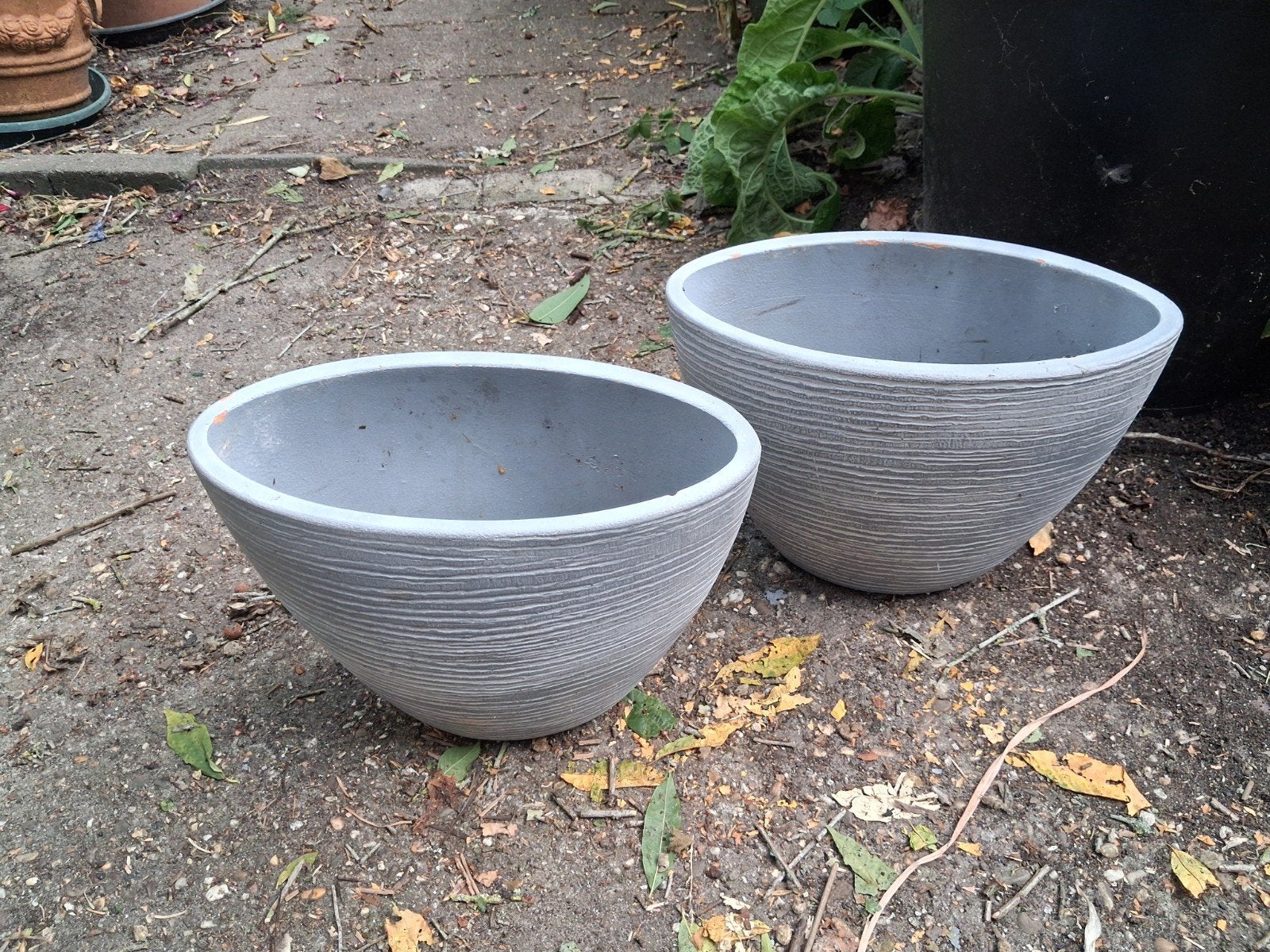 Grijze bloempot met ribbelstructuur, 2 stuks, Ophalen, Halfschaduw