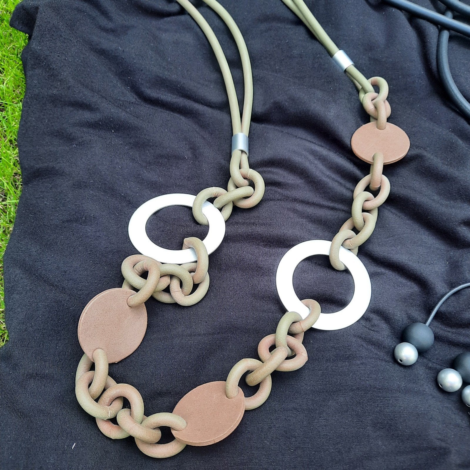 2 kettingen, rubber/metaal, zwart en bruin/groen, Sieraden, Tassen en Uiterlijk, Ophalen of Verzenden, Zwart, Overige materialen