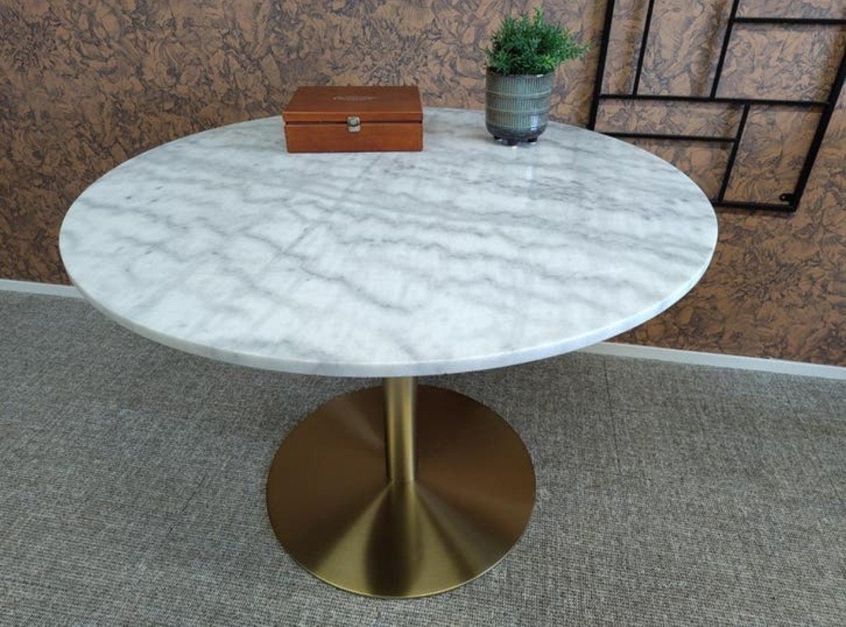 Prachtige tafel, marmerlook, messing poot, Huis en Inrichting, Ophalen, Zo goed als nieuw