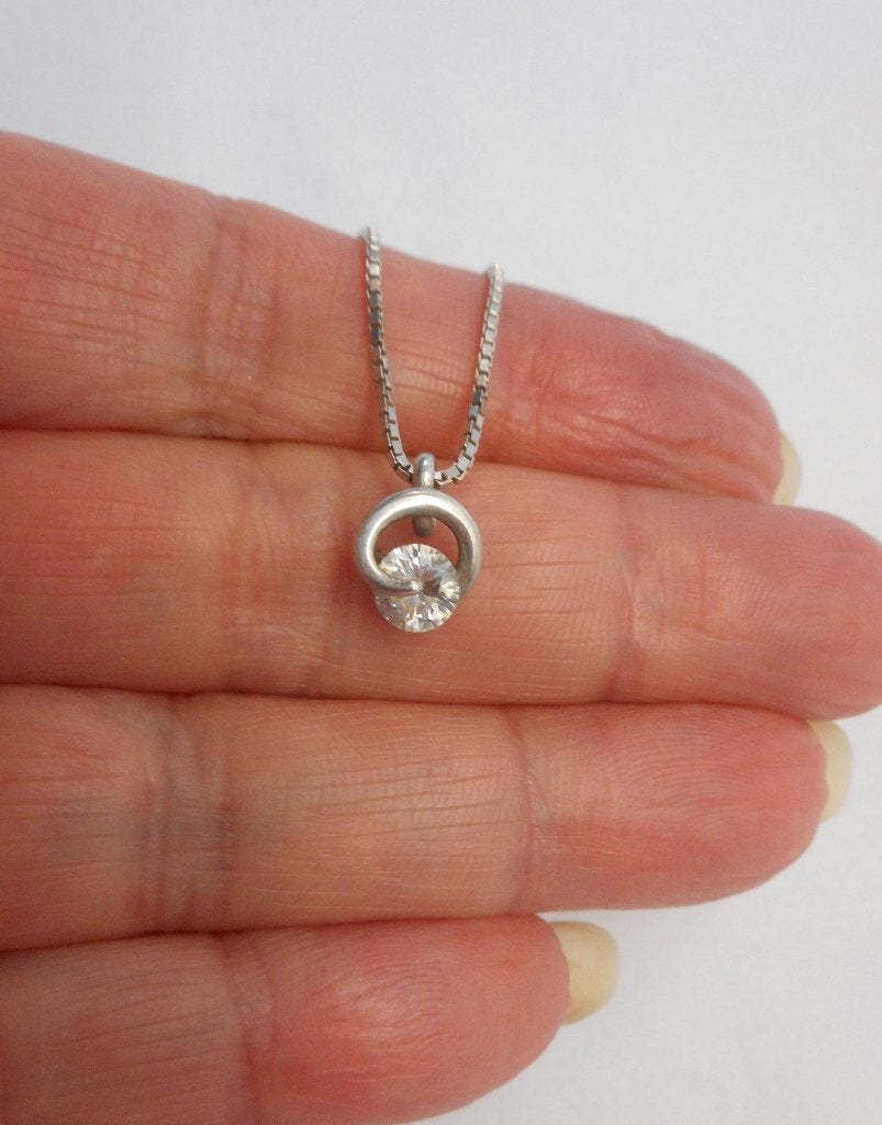 Zilveren ketting met hangertje met helder steentje nr.488