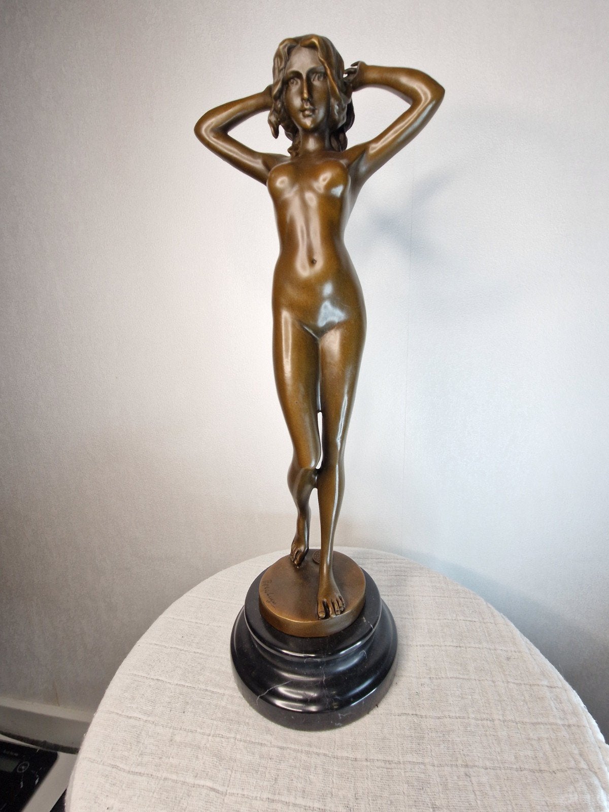 Bronzen sculptuur 'Vrouw' - gesigneerd P. Luga, Ophalen, 50 - 100 cm, Brons, Beeld