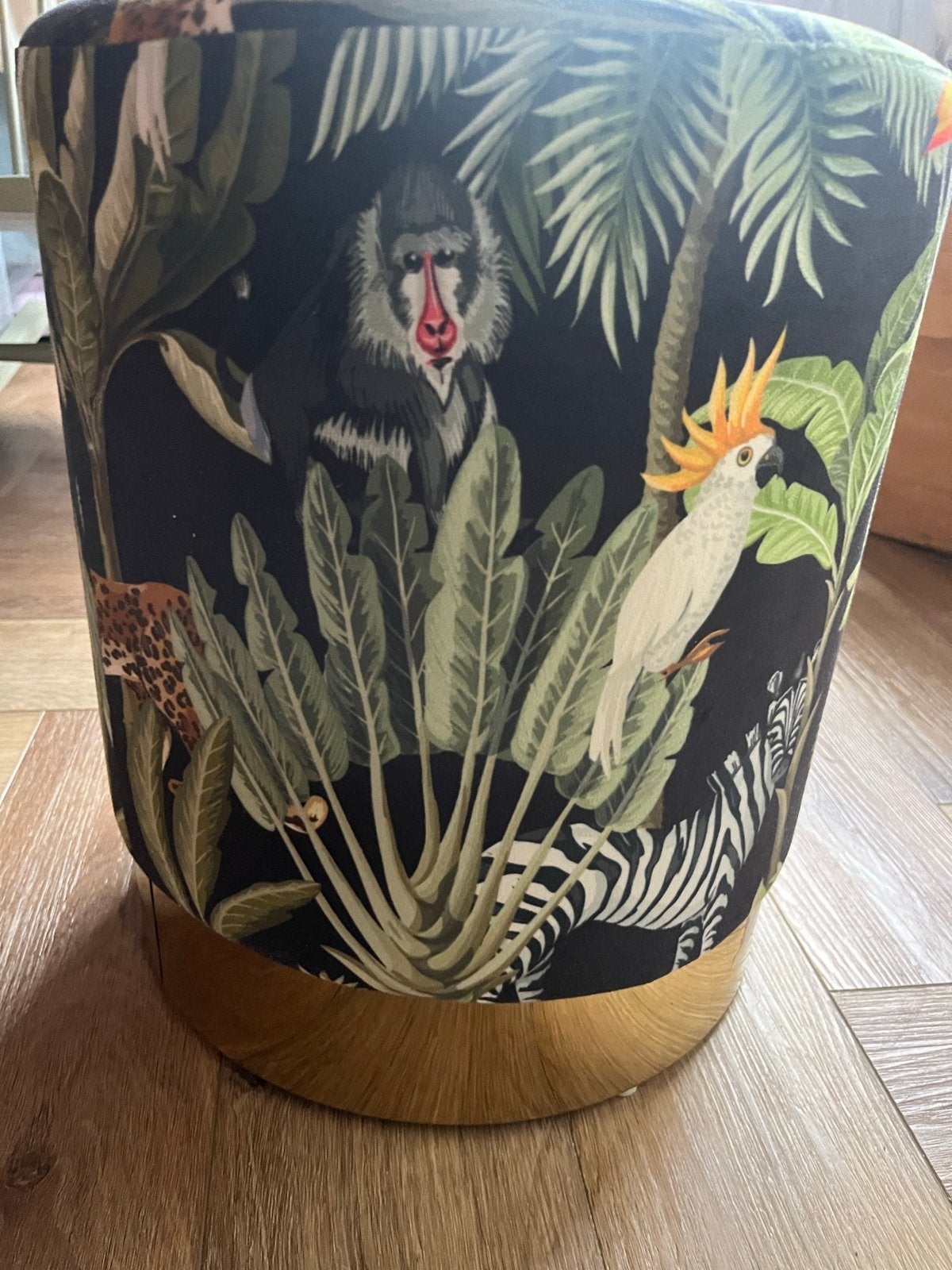 Poef met jungleprint en gouden onderkant, Minder dan 50 cm, Rond, Ophalen of Verzenden, Zo goed als nieuw