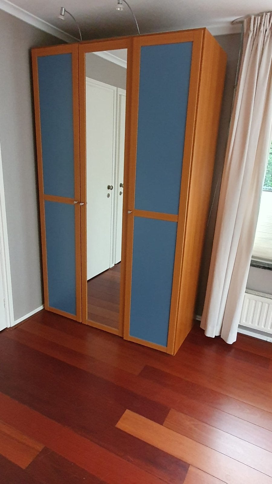 Kledingkast met spiegel en blauwe panelen, Huis en Inrichting, Ophalen, Gebruikt, 100 tot 150 cm, 200 cm of meer