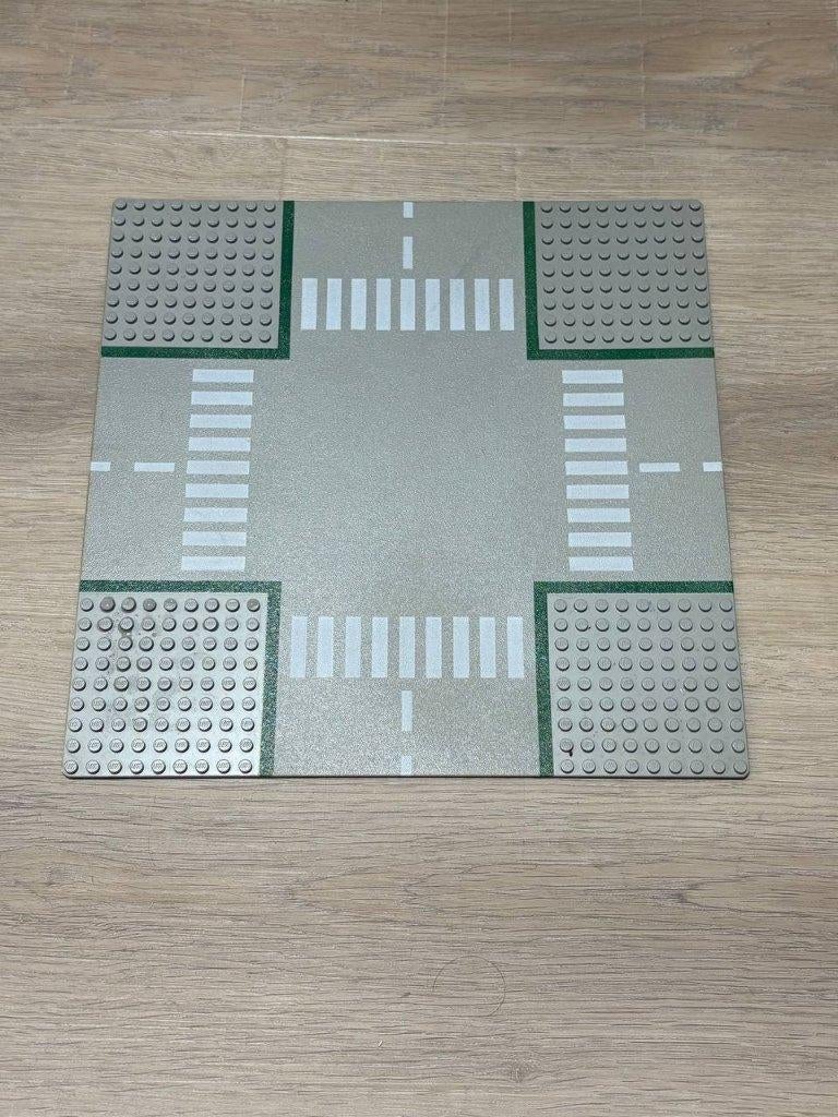 LEGO Road Baseplate 32x32 Crossroad Crosswalks 611p01, Lego, Ophalen of Verzenden, Grondplaat, City