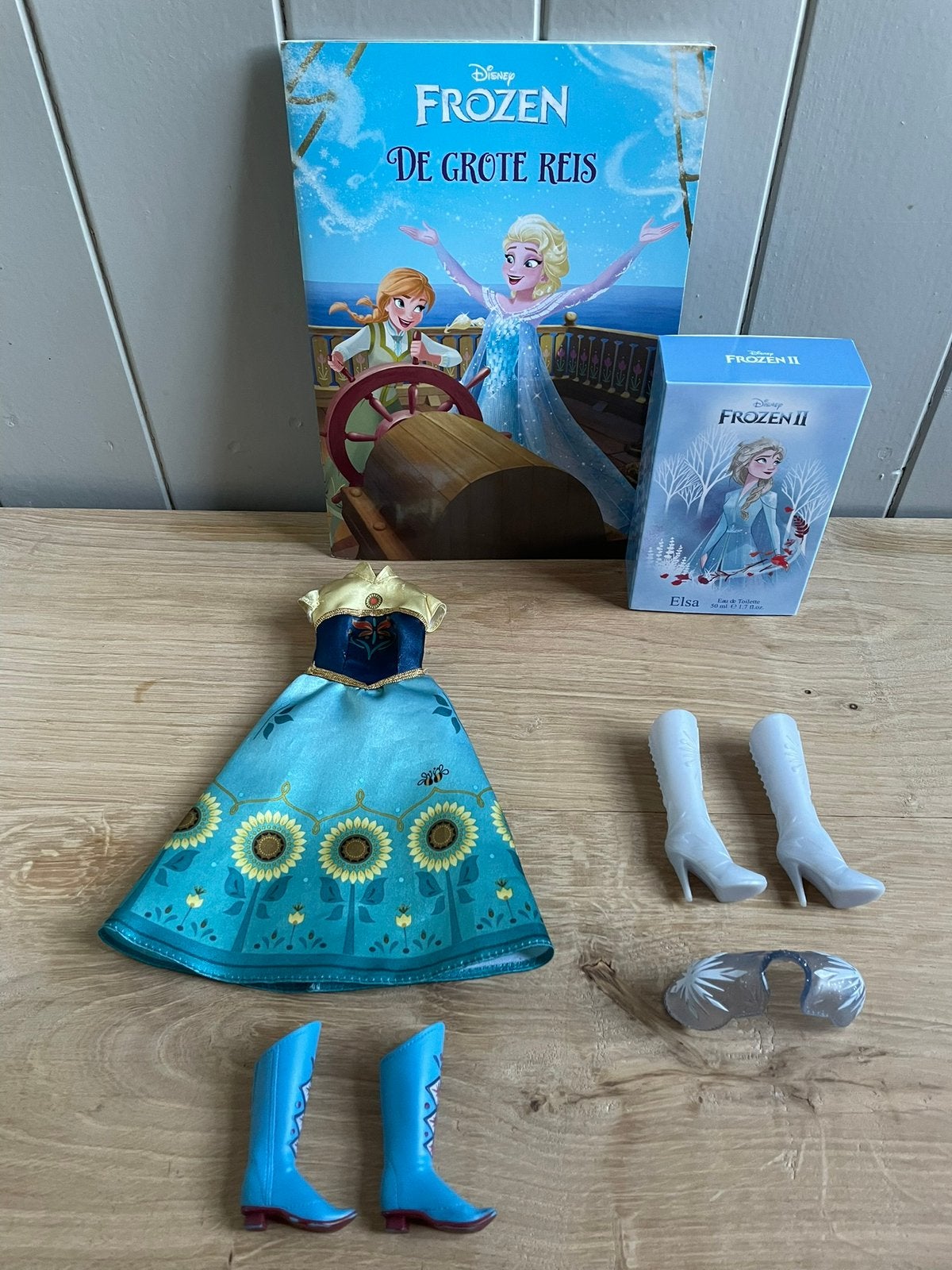 Frozen Barbie kleding Anna Elsa boekje Eau de toilette., Ophalen of Verzenden, Zo goed als nieuw, Barbie