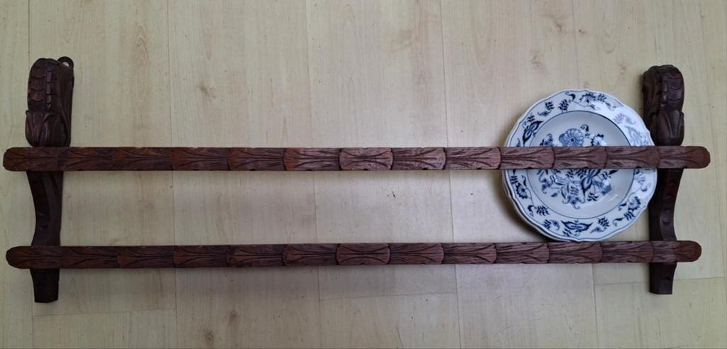 Antieke houten bordenrek met houtsnijwerk, Ophalen of Verzenden